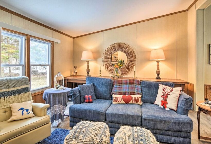 Woodland Retreat: Near Trails, Golf & Wineries!