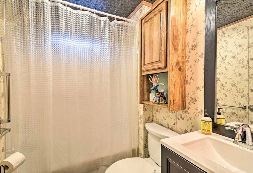 Woodland Retreat: Near Trails, Golf & Wineries!