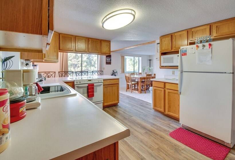 2 Level Home W/ Deck: 1/2 Mi To Lake Mcconaughy!