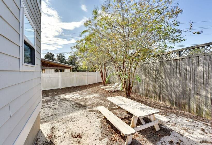 2 Story Pet Friendly Home: 2 Blocks To Ocean!