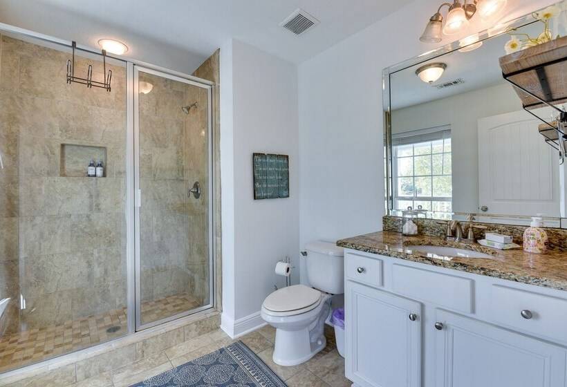 2 Story Pet Friendly Home: 2 Blocks To Ocean!