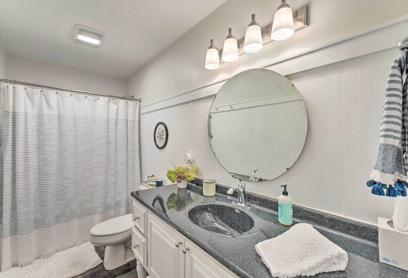 Airy Cottage Close To Rock Lake W/ Fire Pit!