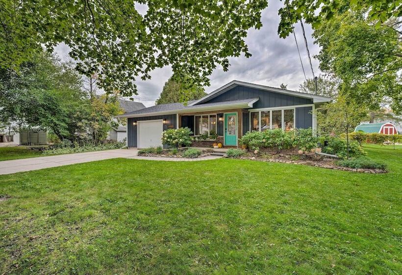 Airy Cottage Close To Rock Lake W/ Fire Pit!