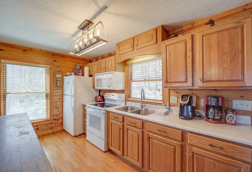 Game Room + Mtn Views: Banner Elk Cabin