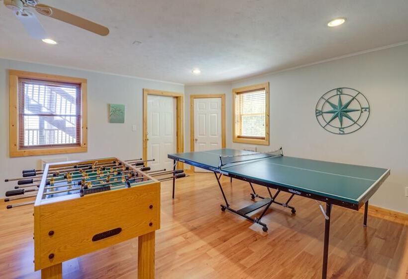Game Room + Mtn Views: Banner Elk Cabin