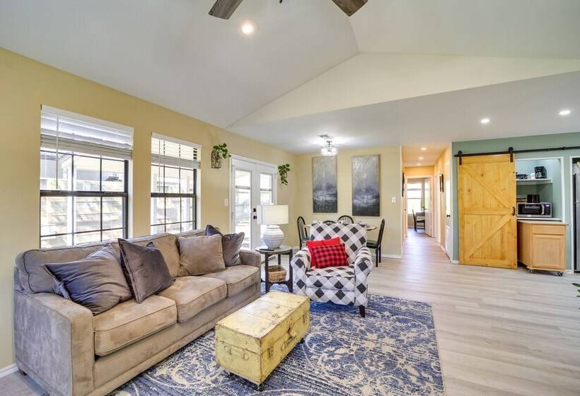 Barling Vacation Rental: Fenced In Yard W/ Hot Tub