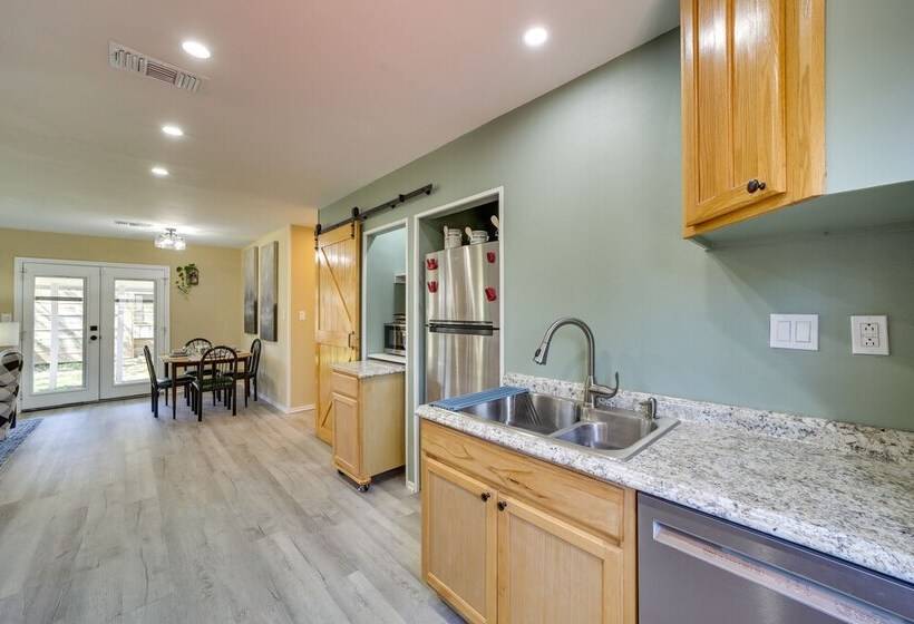 Barling Vacation Rental: Fenced In Yard W/ Hot Tub