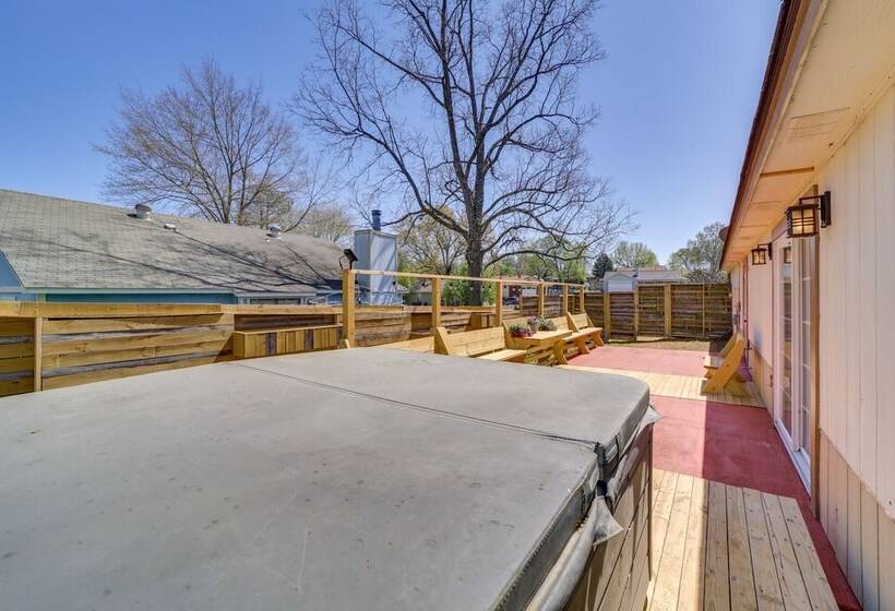 Barling Vacation Rental: Fenced In Yard W/ Hot Tub