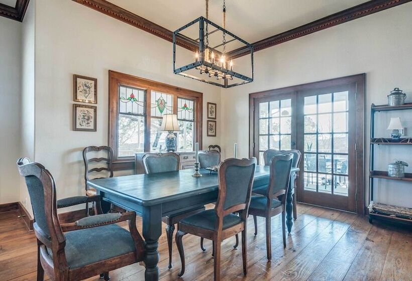 Beautiful Hill Country Ranch Home   4 Mi To Town!