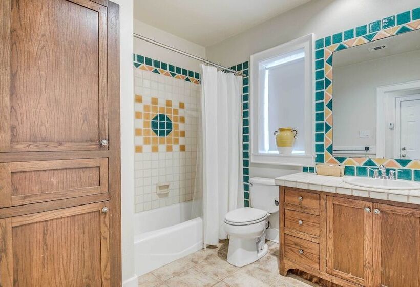 Beautiful Hill Country Ranch Home   4 Mi To Town!