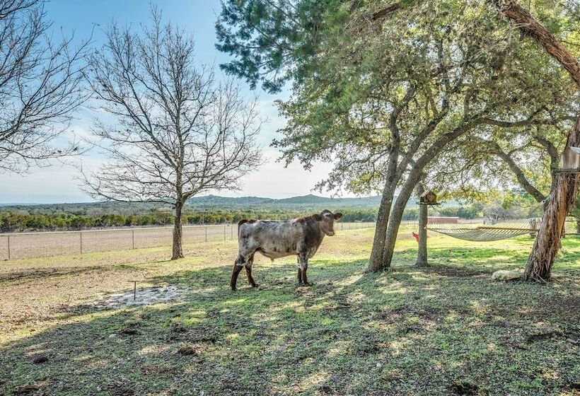 Beautiful Hill Country Ranch Home   4 Mi To Town!