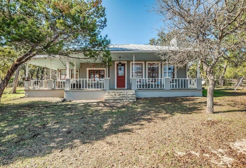 Beautiful Hill Country Ranch Home   4 Mi To Town!