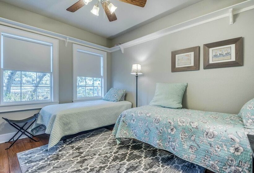 Beautiful Hill Country Ranch Home   4 Mi To Town!