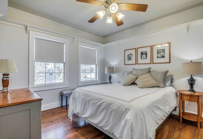 Beautiful Hill Country Ranch Home   4 Mi To Town!