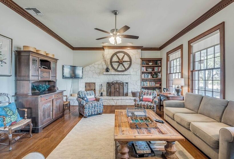 Beautiful Hill Country Ranch Home   4 Mi To Town!