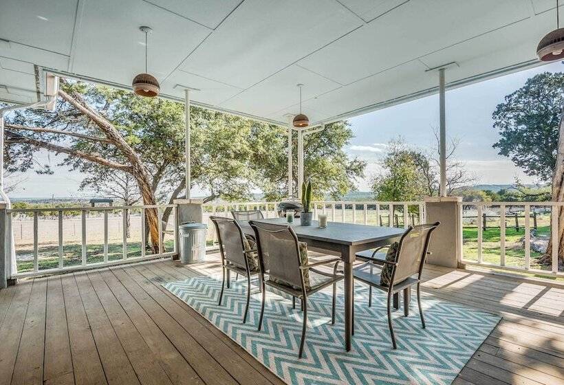 Beautiful Hill Country Ranch Home   4 Mi To Town!