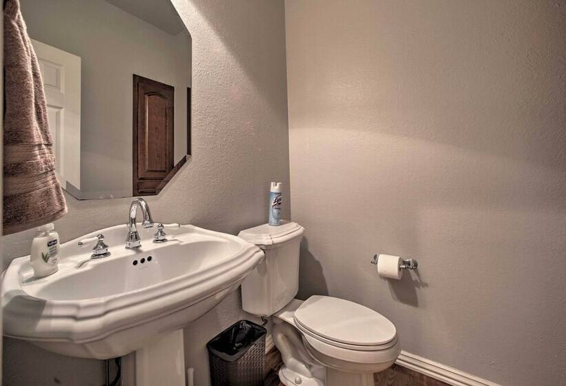 Bentonville Home W/ Pool Table, 2 Mi To Downtown!