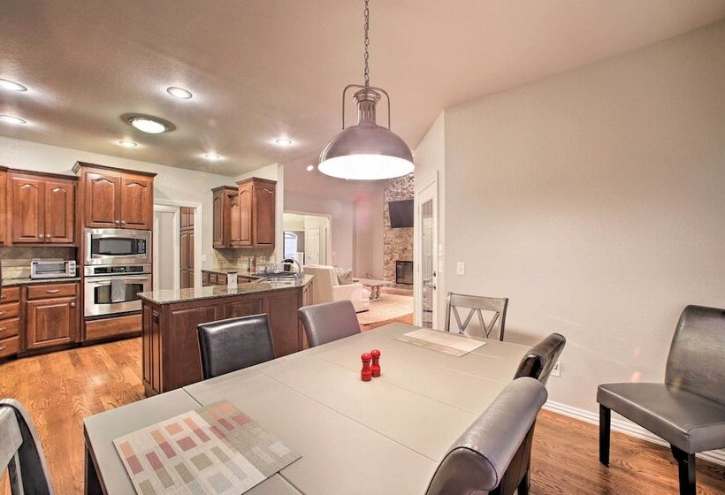 Bentonville Home W/ Pool Table, 2 Mi To Downtown!