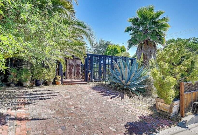 Bohemian Wonderland: Benicia Bungalow W/ Pergola!