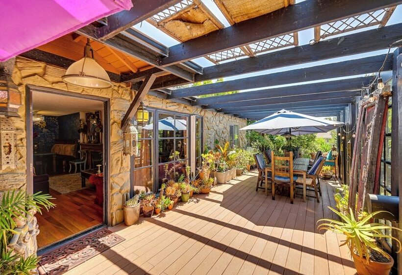Bohemian Wonderland: Benicia Bungalow W/ Pergola!