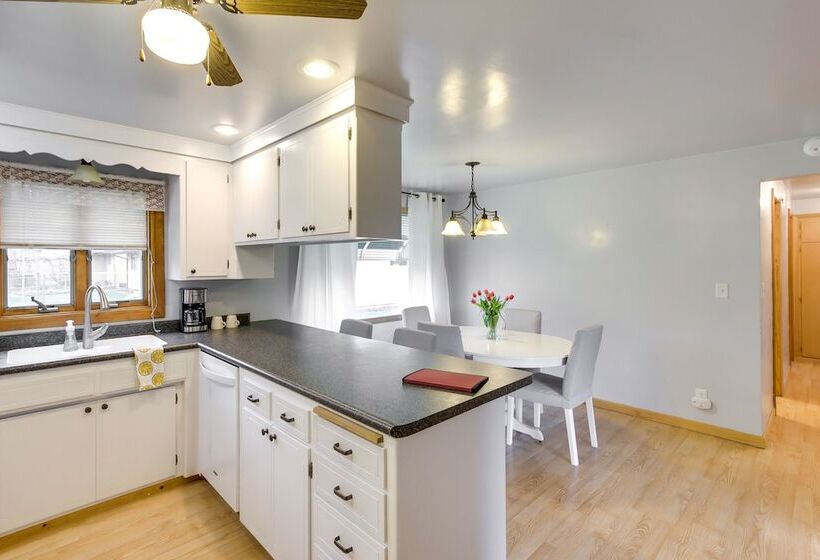 Bright Algoma Home 1 Mi To Lake Michigan!