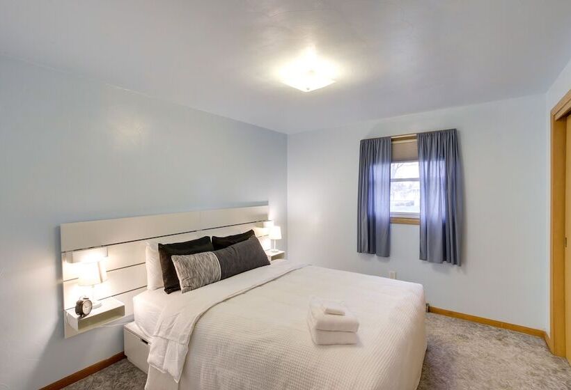 Bright Algoma Home 1 Mi To Lake Michigan!