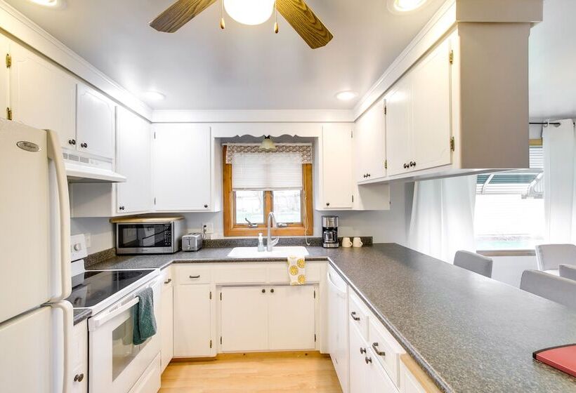 Bright Algoma Home 1 Mi To Lake Michigan!