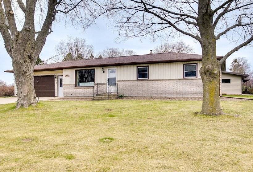 Bright Algoma Home 1 Mi To Lake Michigan!