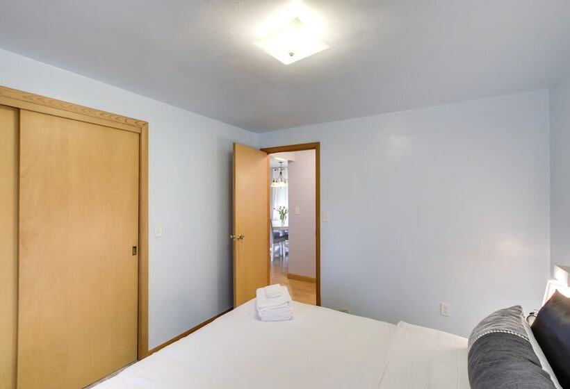 Bright Algoma Home 1 Mi To Lake Michigan!