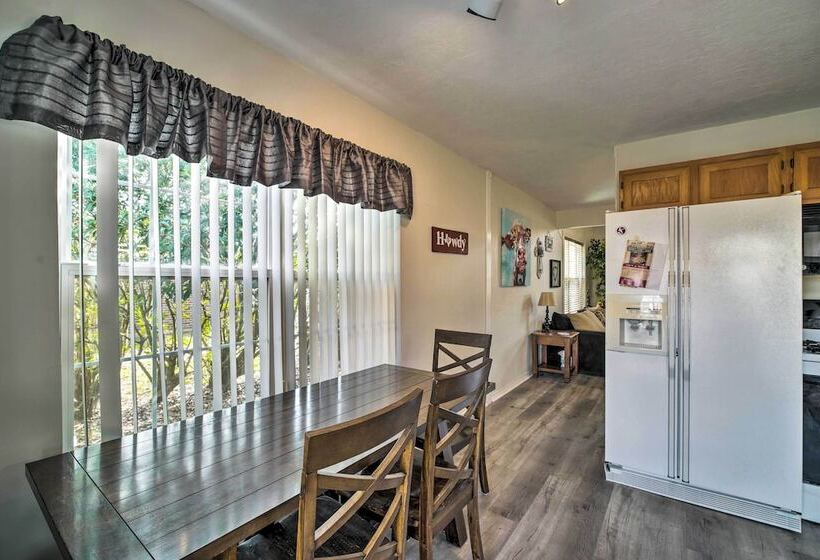 Bright College Station Abode: 3 Mi To Kyle Field