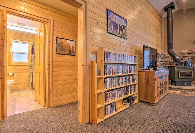 Bright & Cozy Duck Creek Cabin W/ Grill & Fire Pit