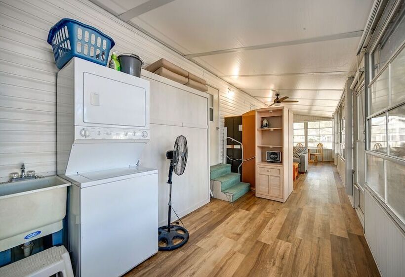 Bright Home: Pool Access & Screened In Porch!