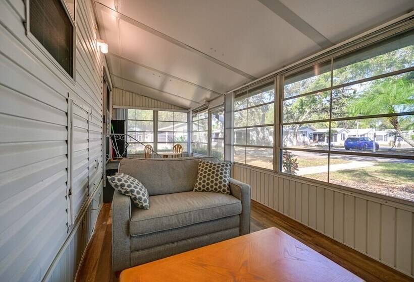 Bright Home: Pool Access & Screened In Porch!