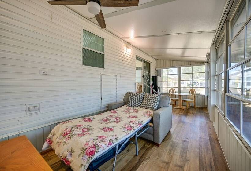 Bright Home: Pool Access & Screened In Porch!