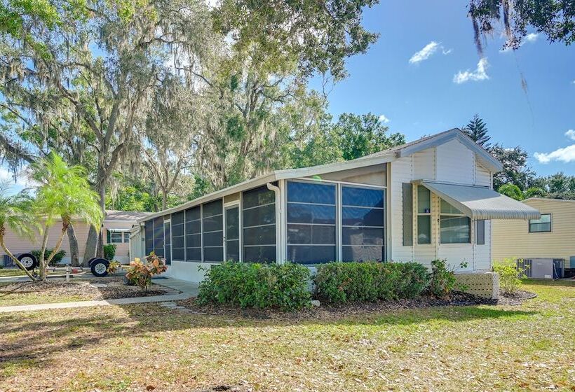Bright Home: Pool Access & Screened In Porch!