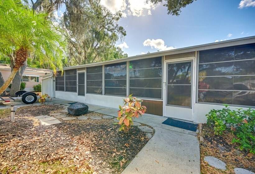 Bright Home: Pool Access & Screened In Porch!