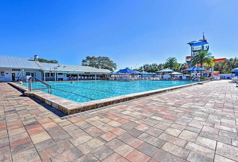 Bright Home: Pool Access & Screened In Porch!