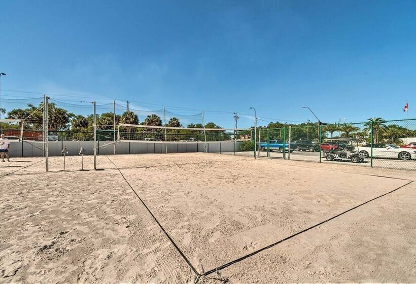 Bright Home: Pool Access & Screened In Porch!