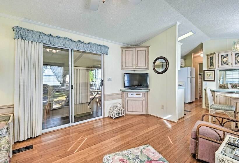 Bright Home: Pool Access & Screened In Porch!