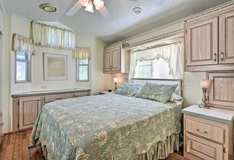 Bright Home: Pool Access & Screened In Porch!