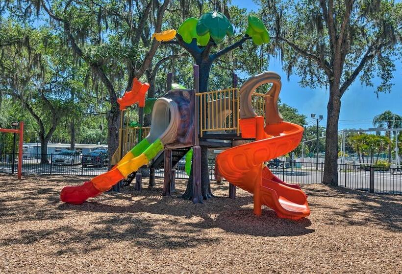 Bright Home: Pool Access & Screened In Porch!