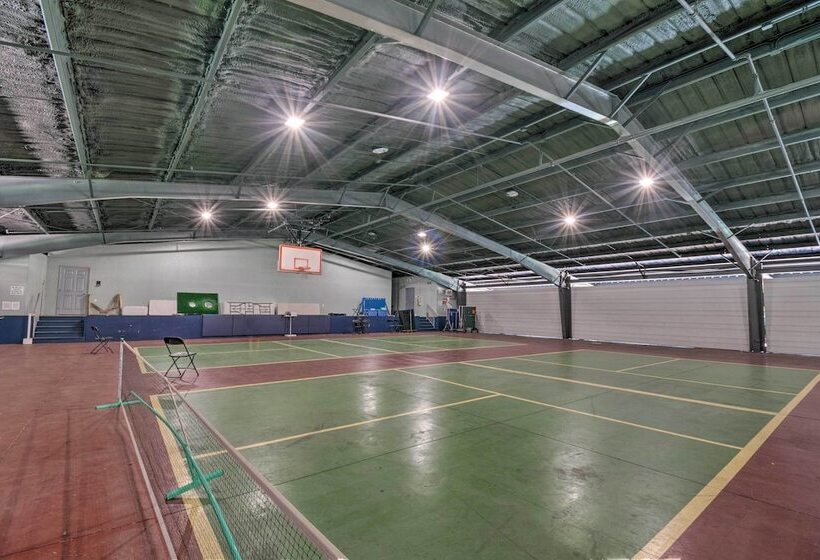 Bright Home: Pool Access & Screened In Porch!