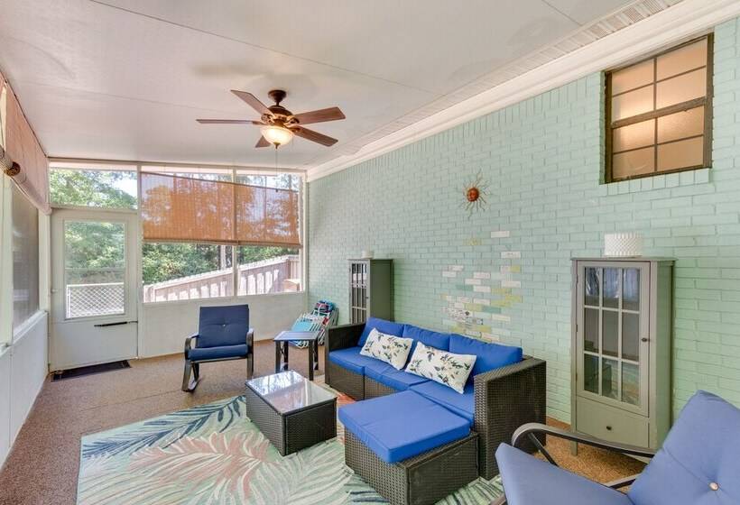 Bright Navarre Vacation Rental, 2 Mi To Beach!