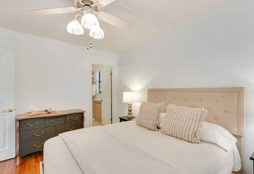 Bright Navarre Vacation Rental, 2 Mi To Beach!