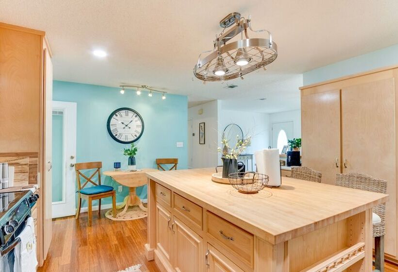 Bright Navarre Vacation Rental, 2 Mi To Beach!