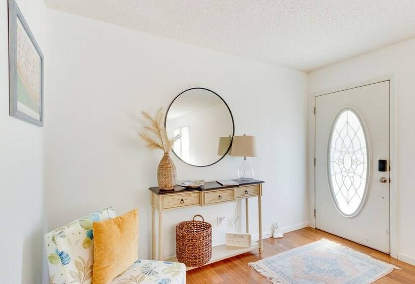 Bright Navarre Vacation Rental, 2 Mi To Beach!