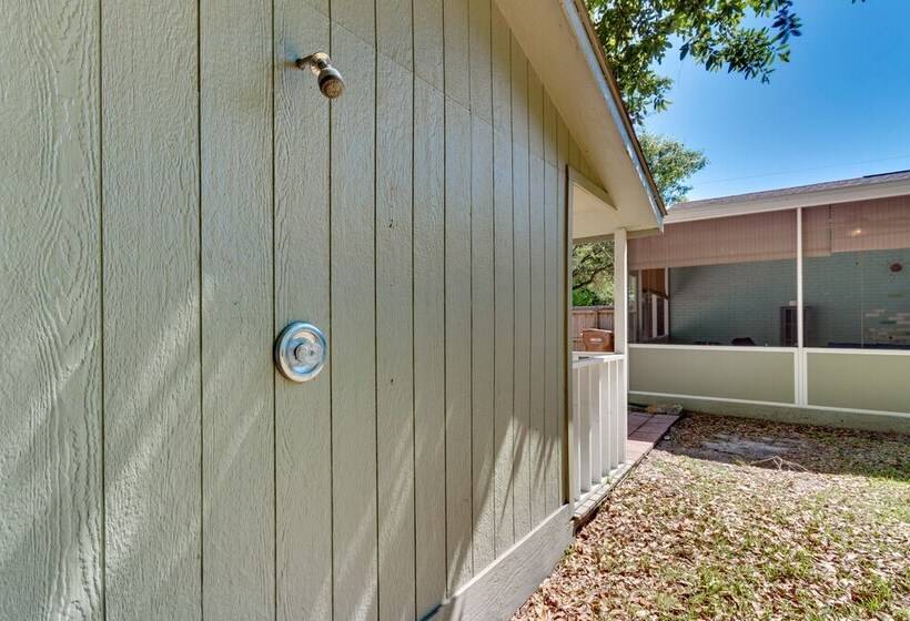 Bright Navarre Vacation Rental, 2 Mi To Beach!