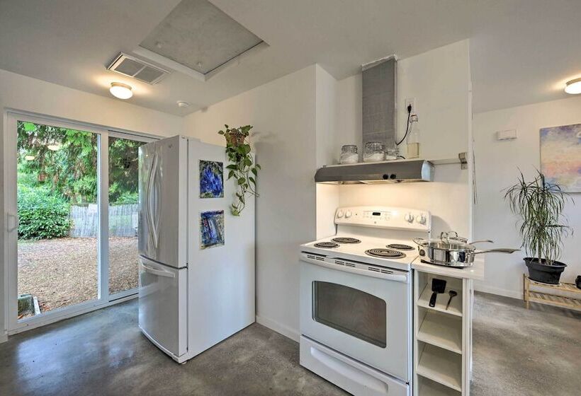 Bright Seattle Cottage W/ Private Backyard Access!
