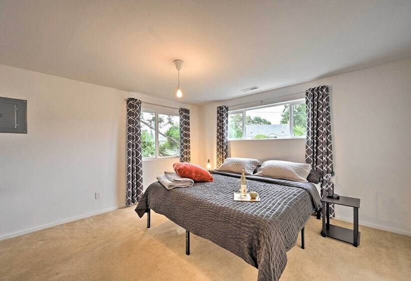 Bright Seattle Cottage W/ Private Backyard Access!