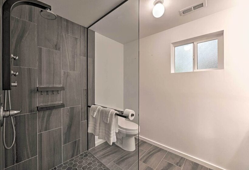 Bright Seattle Cottage W/ Private Backyard Access!